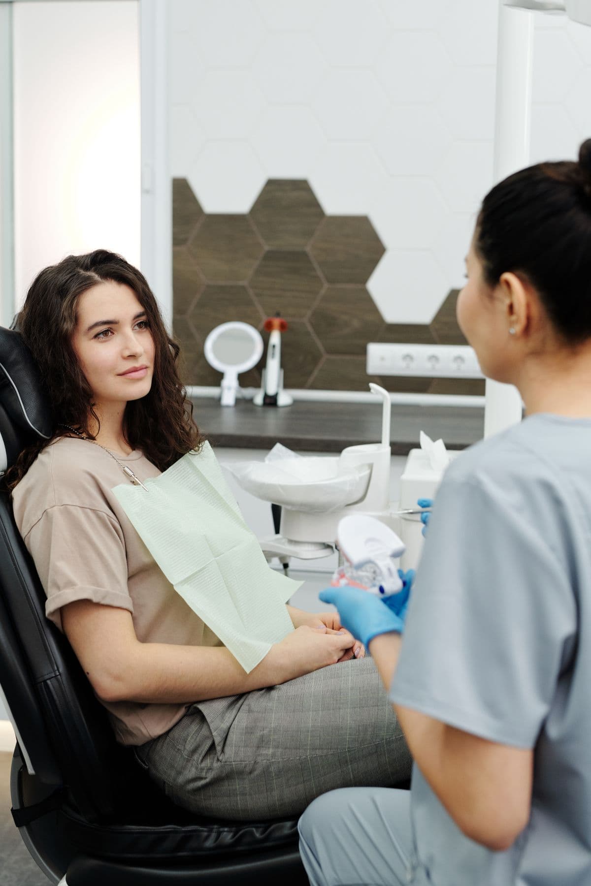 Dentist explaining treatment options with a dental model during a consultation